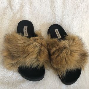 STEVE MADDEN “Amari” Faux Fur Slide Sandal. Perfection! Excellent & Nearly-New!